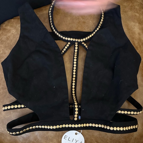 eliya the label Tops - BNWT ELIYA THE LABEL BLACK AND GOLD CROP TOP! SIZE L!
